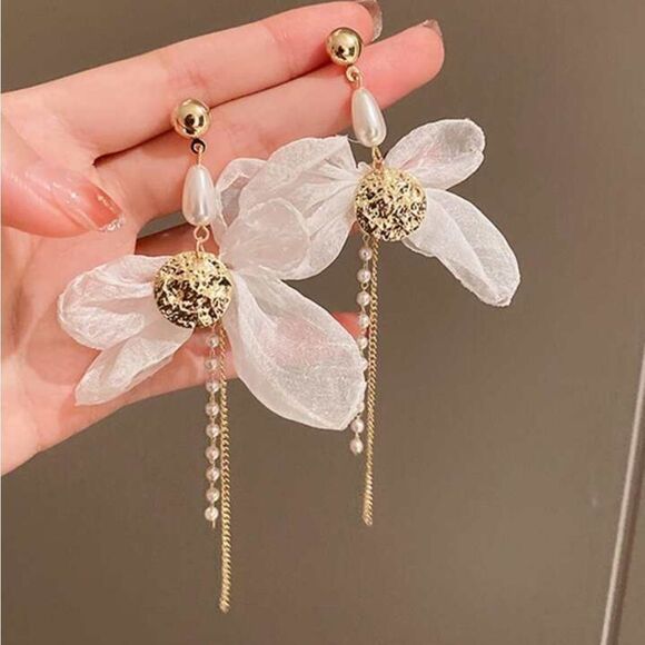 White Bow Earrings M482 - Picture 2 of 3